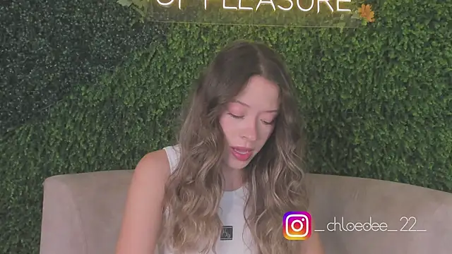 Snapshot of chloe_d chatting on 10.17.25 chloe d online show from 10.17.25