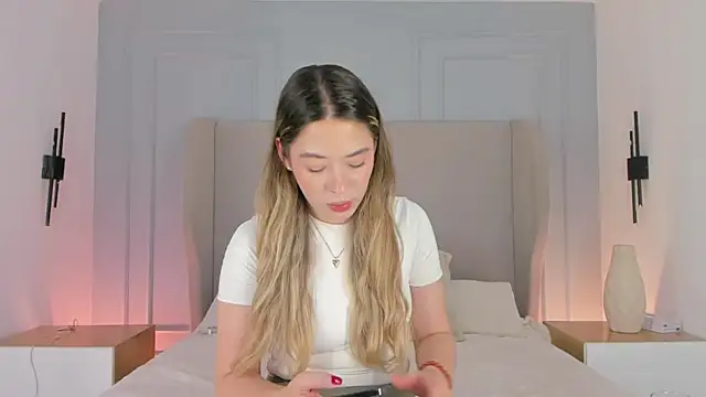 Snapshot of chloe_d chatting on 06.16.26 chloe d online show from 06.16.26