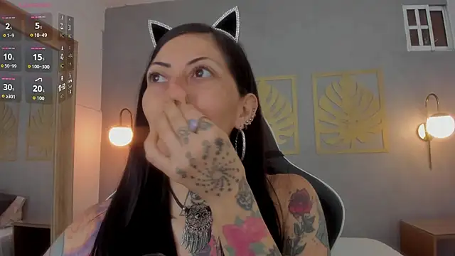 Snapshot of dark_gotica chatting on 10.31.25 dark gotica online show from 10.31.25