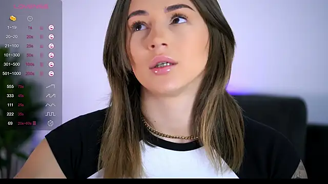 Snapshot of AishaCarter chatting on 09.16.25 AishaCarter online show from 09.16.25