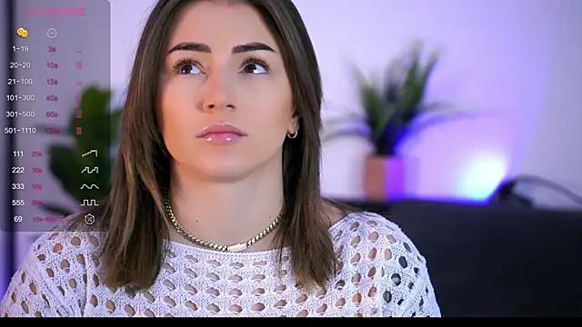 Snapshot of AishaCarter chatting on 10.29.25 AishaCarter online show from 10.29.25