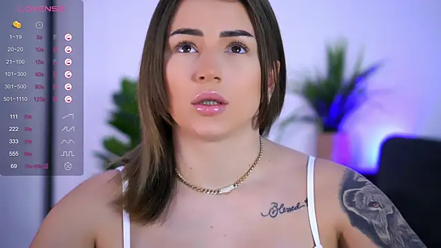 Snapshot of AishaCarter chatting on 10.31.25 AishaCarter online show from 10.31.25