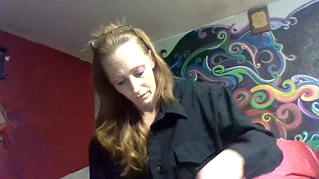 Snapshot of 4EyedSluttyGinger chatting on 12.11.24 4EyedSluttyGinger online show from 12.11.24