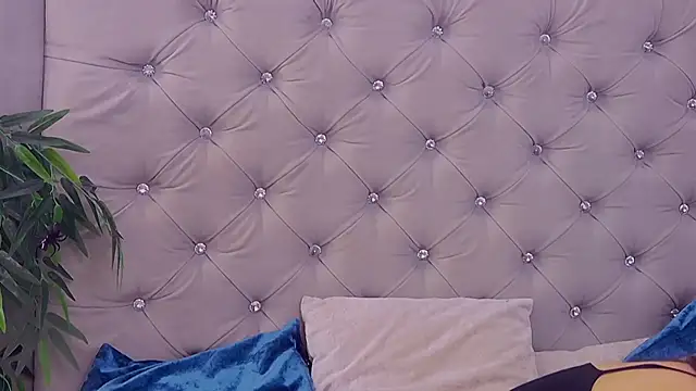 Snapshot of MeIisaLove chatting on 10.04.25 MeIisaLove online show from 10.04.25