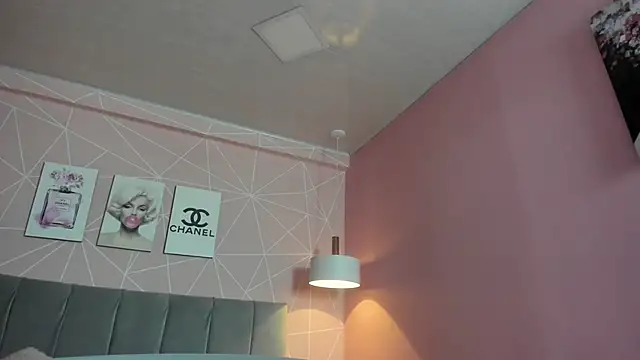 Snapshot of dolly_zoe chatting on 10.30.25 dolly zoe online show from 10.30.25