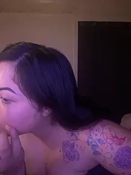 Snapshot of xocrybaby chatting on 10.13.25 xocrybaby online show from 10.13.25