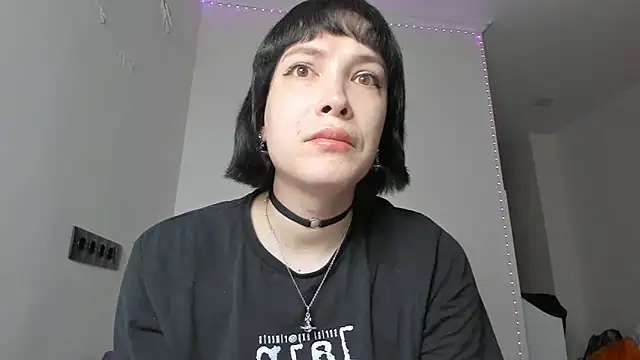 Snapshot of dollmore chatting on 02.10.25 dollmore online show from 02.10.25