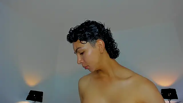 xhenisa  online show from 11.26.25