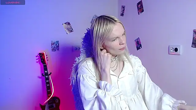 Snapshot of Emily_Nyaffee chatting on 03.18.26 Emily Nyaffee online show from 03.18.26
