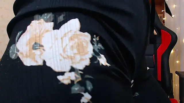 Snapshot of JuicyJess chatting on 01.03.25 JuicyJess online show from 01.03.25