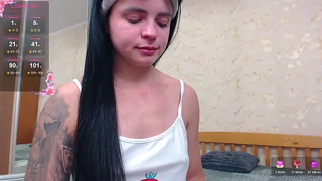 Snapshot of JuicyJess chatting on 10.24.25 JuicyJess online show from 10.24.25