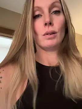 Snapshot of ItsDanniG chatting on 12.08.24 ItsDanniG online show from 12.08.24