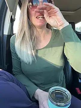 Snapshot of ItsDanniG chatting on 01.13.25 ItsDanniG online show from 01.13.25