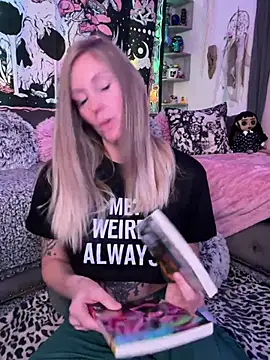 Snapshot of ItsDanniG chatting on 01.14.25 ItsDanniG online show from 01.14.25