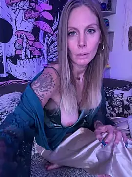 Snapshot of ItsDanniG chatting on 01.30.25 ItsDanniG online show from 01.30.25