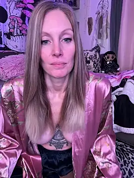 Snapshot of ItsDanniG chatting on 02.13.25 ItsDanniG online show from 02.13.25