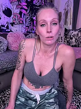 Snapshot of ItsDanniG chatting on 02.24.25 ItsDanniG online show from 02.24.25