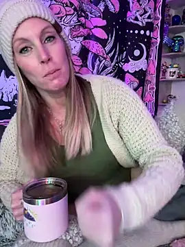 Snapshot of ItsDanniG chatting on 03.04.25 ItsDanniG online show from 03.04.25