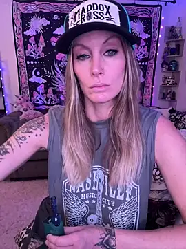 Snapshot of ItsDanniG chatting on 03.11.25 ItsDanniG online show from 03.11.25