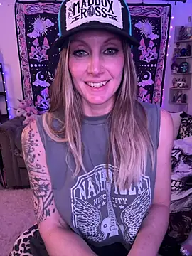 Snapshot of ItsDanniG chatting on 03.11.25 ItsDanniG online show from 03.11.25