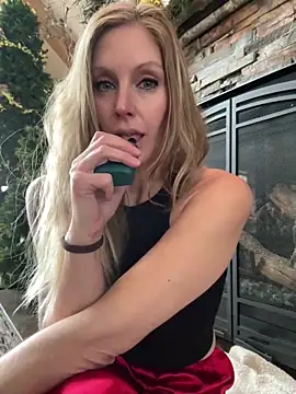 Snapshot of ItsDanniG chatting on 03.15.25 ItsDanniG online show from 03.15.25