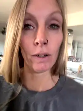 Snapshot of ItsDanniG chatting on 10.14.25 ItsDanniG online show from 10.14.25