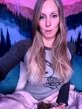 Snapshot of ItsDanniG chatting on 10.29.25 ItsDanniG online show from 10.29.25