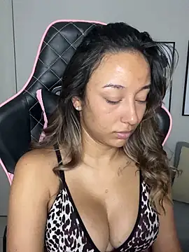 Snapshot of DianaHopson chatting on 02.01.25 DianaHopson online show from 02.01.25