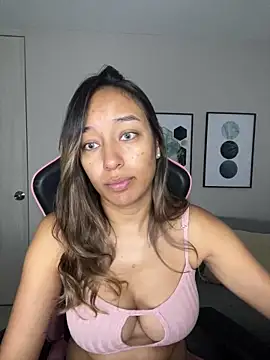 Snapshot of DianaHopson chatting on 02.04.25 DianaHopson online show from 02.04.25