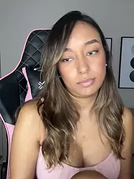 Snapshot of DianaHopson chatting on 02.04.25 DianaHopson online show from 02.04.25