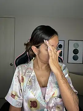 Snapshot of DianaHopson chatting on 02.07.25 DianaHopson online show from 02.07.25