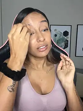 Snapshot of DianaHopson chatting on 02.11.25 DianaHopson online show from 02.11.25