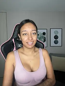 Snapshot of DianaHopson chatting on 02.12.25 DianaHopson online show from 02.12.25