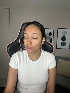 Snapshot of DianaHopson chatting on 02.16.25 DianaHopson online show from 02.16.25