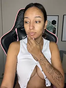 Snapshot of DianaHopson chatting on 02.18.25 DianaHopson online show from 02.18.25