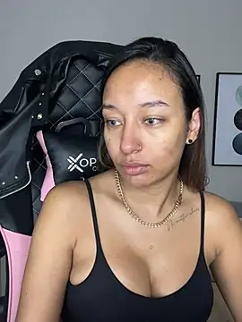 Snapshot of DianaHopson chatting on 02.21.25 DianaHopson online show from 02.21.25