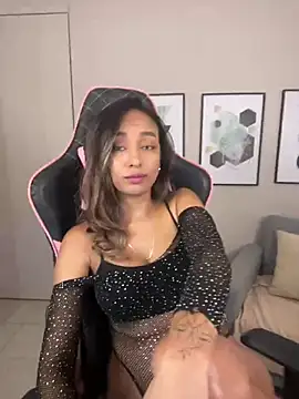 Snapshot of DianaHopson chatting on 02.28.25 DianaHopson online show from 02.28.25