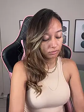 Snapshot of DianaHopson chatting on 03.04.25 DianaHopson online show from 03.04.25