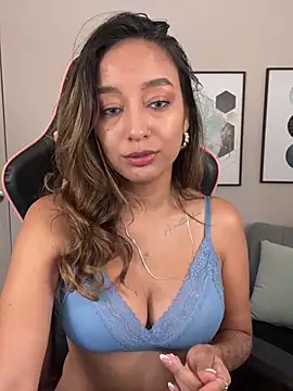 Snapshot of DianaHopson chatting on 03.08.25 DianaHopson online show from 03.08.25