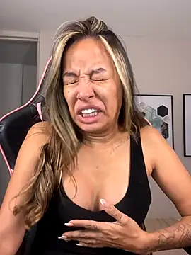 Snapshot of DianaHopson chatting on 09.11.25 DianaHopson online show from 09.11.25