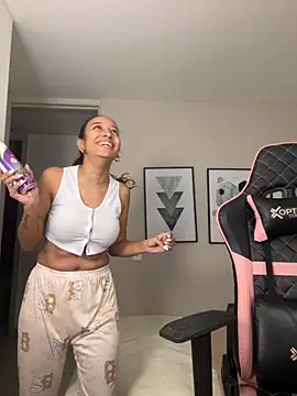 Snapshot of DianaHopson chatting on 09.17.25 DianaHopson online show from 09.17.25