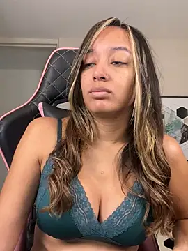 Snapshot of DianaHopson chatting on 09.29.25 DianaHopson online show from 09.29.25