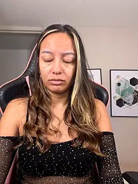 Snapshot of DianaHopson chatting on 10.03.25 DianaHopson online show from 10.03.25