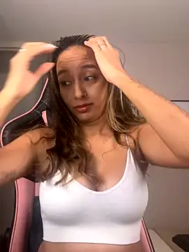 Snapshot of DianaHopson chatting on 10.03.25 DianaHopson online show from 10.03.25