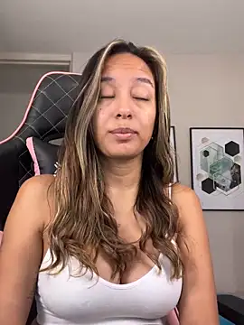 Snapshot of DianaHopson chatting on 10.04.25 DianaHopson online show from 10.04.25