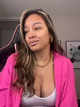 Snapshot of DianaHopson chatting on 10.08.25 DianaHopson online show from 10.08.25