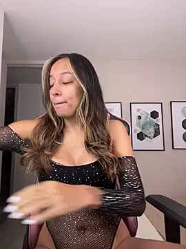 Snapshot of DianaHopson chatting on 10.11.25 DianaHopson online show from 10.11.25