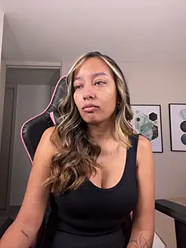 Snapshot of DianaHopson chatting on 10.14.25 DianaHopson online show from 10.14.25