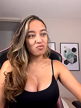 Snapshot of DianaHopson chatting on 10.15.25 DianaHopson online show from 10.15.25