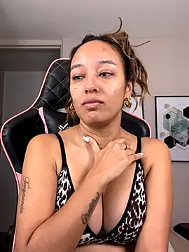 Snapshot of DianaHopson chatting on 10.23.25 DianaHopson online show from 10.23.25